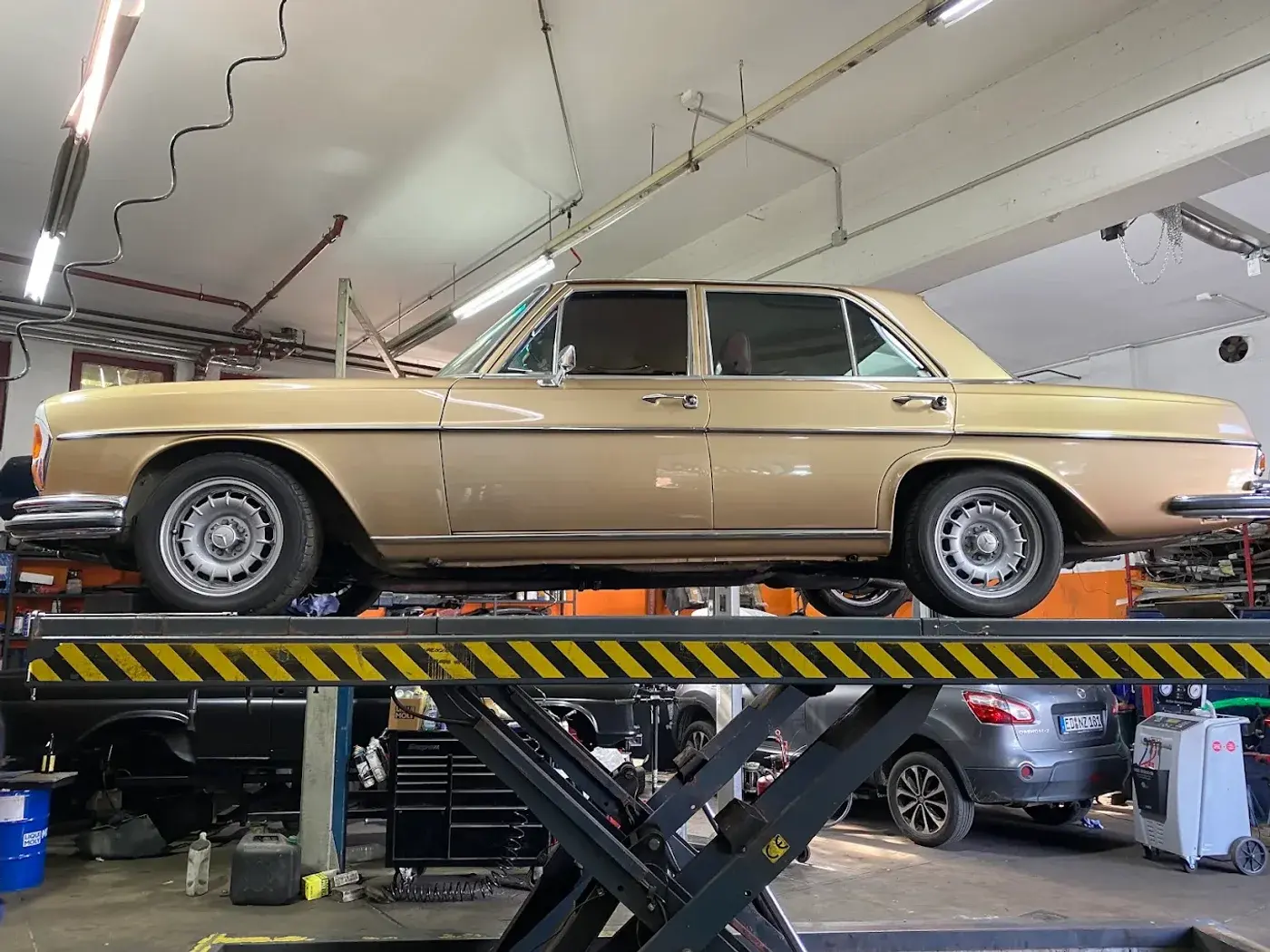 Mercedes-Benz Limousine auf der Scherenhebebühne in der Werkstatt von Thot